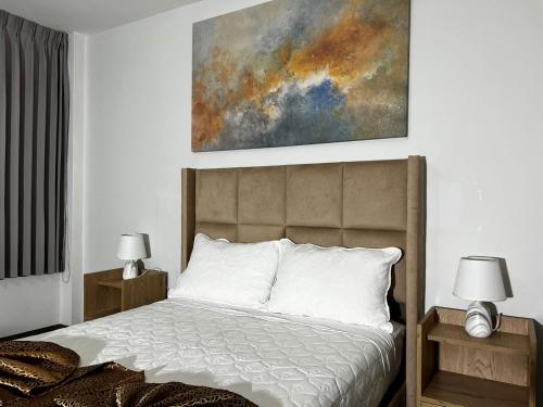 伊洛Costa Bella的一间卧室配有一张壁画床