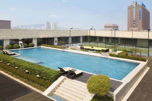 晋江晋江温德姆酒店的大楼顶部的大型游泳池