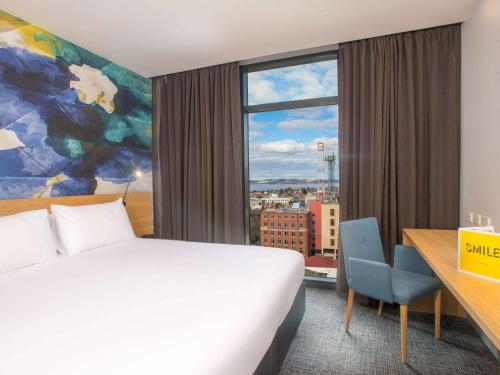 霍巴特霍巴特宜必思风尚酒店的酒店客房设有一张床和一个大窗户