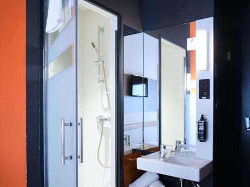 毕尔巴鄂Ibis Budget Bilbao City的一间带水槽和镜子的浴室