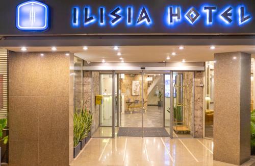 雅典Ilisia Hotel Athens的带有酒店标志的酒店入口