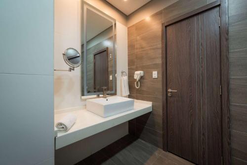 亚松森Tryp by Wyndham Asuncion的一间带水槽和镜子的浴室