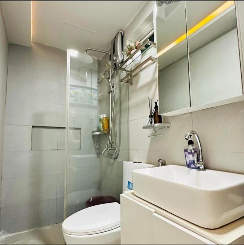 马尼拉Mariz Cozy and Elegant room的一间带水槽、卫生间和淋浴的浴室