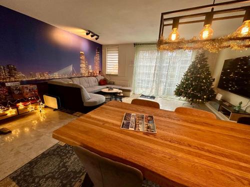 鹿特丹Rotterdam Citytrip House的客厅配有圣诞树和桌子