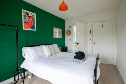 马盖特SEA HEIGHTS MARGATE的绿色卧室设有一张白色床和绿色墙壁