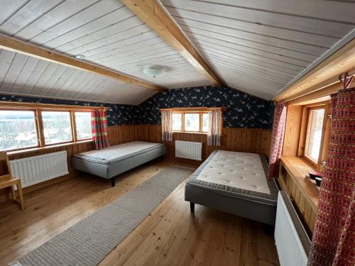 AsenÅsengården Boende & Gästgiveri的一间小客房内配有两张床的卧室