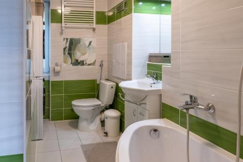 特尔纳瓦Sunny apartment in Trnava的浴室配有卫生间、盥洗盆和浴缸。