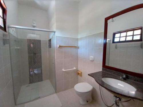 新维索萨Pousada Cheiro de Mar的带淋浴、卫生间和盥洗盆的浴室