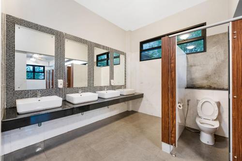 苏梅岛Chill Inn Samui Hostel and Restaurant的浴室设有3个水槽和2面镜子