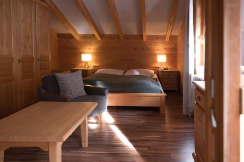 巴德加斯坦Alpenlodge Windischgrätzhöhe的卧室配有一张床和一张桌子