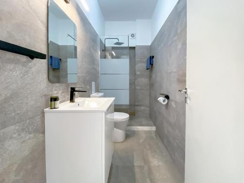 利马索尔Phaedrus Living: Ourania City Heights Flat的一间带水槽、卫生间和镜子的浴室