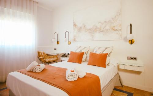 科尔多瓦绿洲酒店的一间卧室配有带毛巾的床