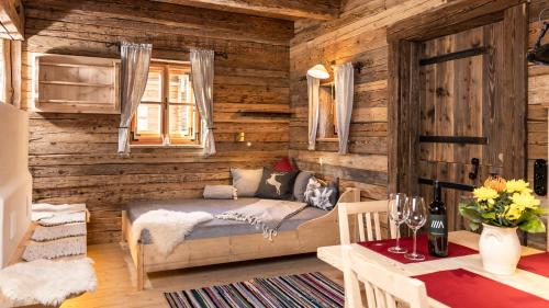 容霍尔茨Schrofen Chalets的小木屋内带沙发的客厅