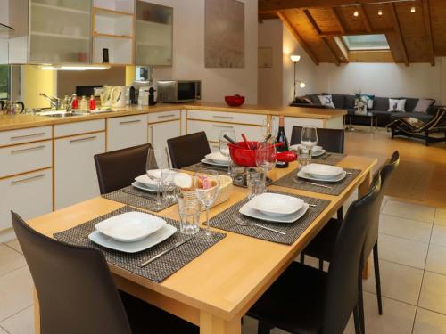 采尔马特布里吉特公寓的餐桌、椅子和厨房