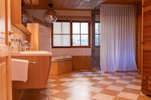 巴德加斯坦Almgasthof Windischgrätz的一间带水槽和窗户的大浴室