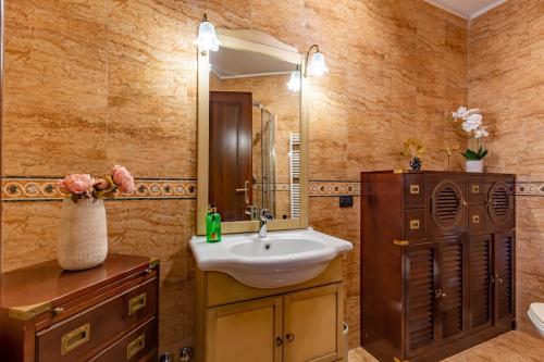 罗马LU Apartment Eur的一间带水槽和镜子的浴室