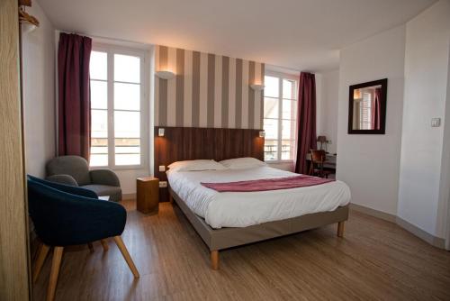 迪南Hôtel Océan Dinan的一间卧室配有一张床、一把椅子和窗户。