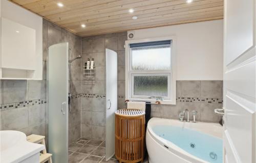 斯特兰比Lovely Home In Strandby With Wifi的带浴缸、淋浴和盥洗盆的浴室
