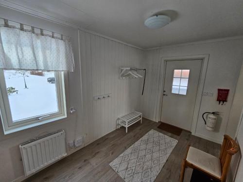 博伦厄Romme stugby的白色的房间,设有窗户和门