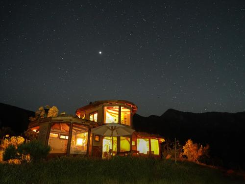 奥尔穆埃Swiss Eco Lodge La Linda Loma - Olmué的半夜有灯的建筑