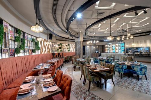 迪拜阿尔巴沙俊宏酒店的用餐室配有长桌子和椅子