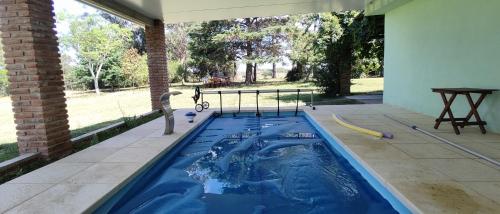 罗恰Sierra Azul的后院的游泳池,带水滑梯