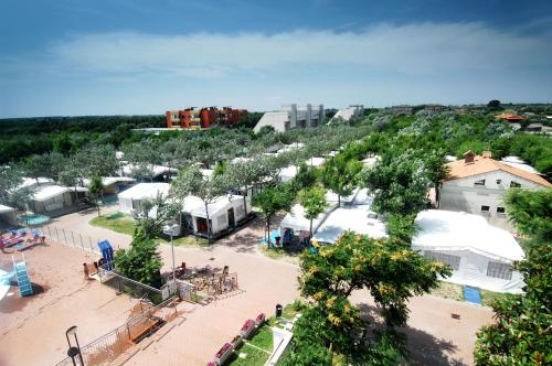 基奥贾Camping Internazionale - Sottomarina di Chioggia的享有带帐篷和树木的城镇的空中景致