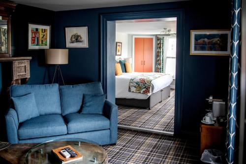 奥尔克汉姆The Marquis of Granby的客厅配有蓝色的沙发和床。