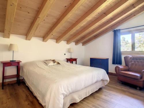 圣热尔韦莱班Le Vivier的卧室配有白色的床和椅子