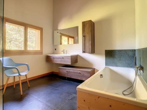圣热尔韦莱班Le Vivier的带浴缸、水槽和椅子的浴室