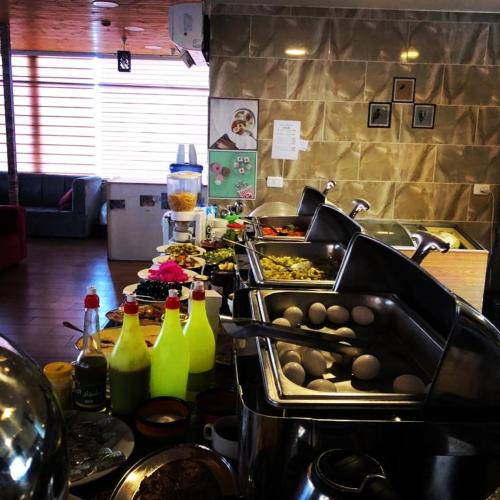 瓦迪穆萨Petra inbox Hostel的自助餐,包括餐桌上的食品和饮料