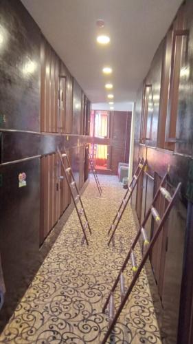 瓦迪穆萨Petra inbox Hostel的一间设有木门和地板的走廊客房