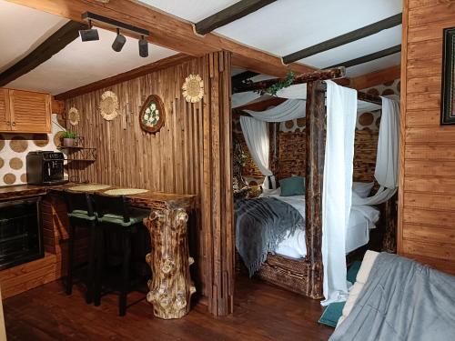 布泽乌河畔瓦马乡Cazare Vama Buzaului la Vama Aniral的一间卧室配有一张床和镜子
