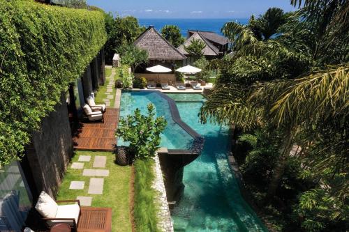 乌鲁瓦图宝格丽巴厘岛度假别墅酒店的度假村游泳池的图片