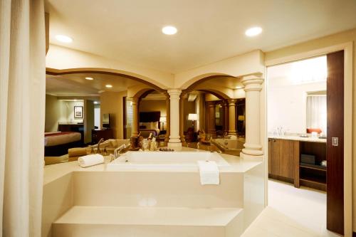 迈阿密Miccosukee Casino & Resort的一间位于客房内的带大型白色浴缸的浴室