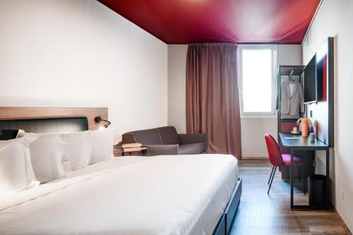 梅斯特CX Venice Mestre的配有一张床和一张书桌的酒店客房