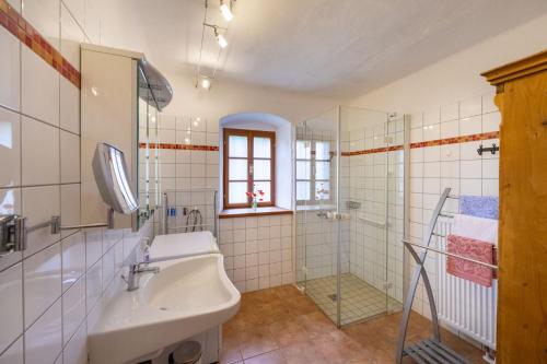 哈特贝格Landlust-Ferienhaus Am Rosenhof的白色的浴室设有水槽和浴缸。