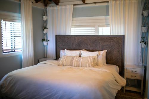 BethanyCruz Bay Tropical Condo的一间卧室配有一张大床和大床头板