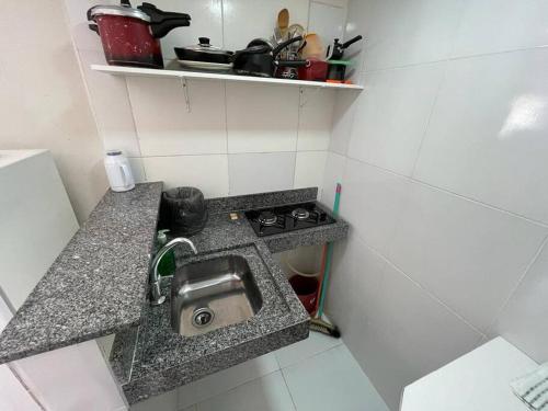 卡宁德圣弗朗西斯科Pousada de Taipa da Nicole的角落里带水槽的小浴室