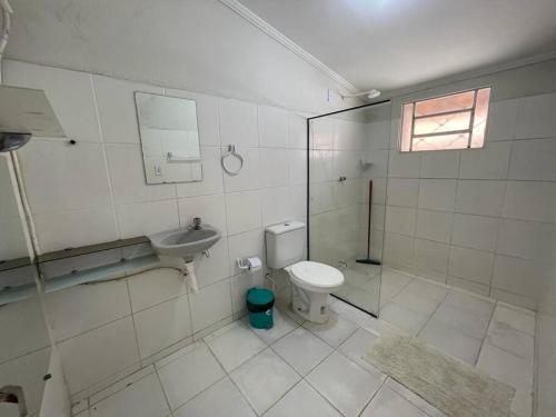 卡宁德圣弗朗西斯科Pousada de Taipa da Nicole的一间带卫生间和水槽的浴室