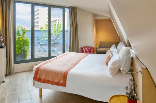 巴黎维克艾菲尔酒店的酒店客房设有一张大床和一个阳台。