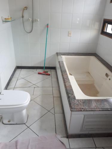 容迪亚伊Terapias integrativas do Sandrin的一间带卫生间和浴缸的浴室