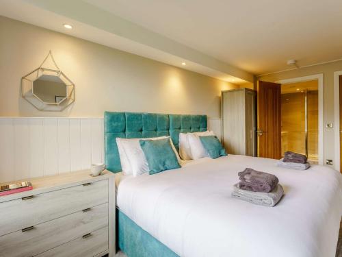 Cononley2 Bed in Skipton 83162的一间卧室配有一张大床和蓝色床头板