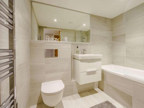 Cononley2 Bed in Skipton 83162的浴室配有卫生间、盥洗盆和浴缸。