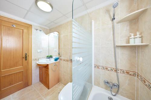 阿利坎特Villa con vistas al mar的带淋浴和盥洗盆的浴室