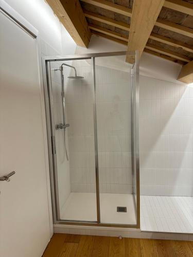 科马基奥Locanda del Delta的浴室里设有玻璃门淋浴