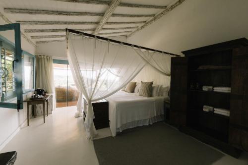 托兰克索Casa La Torre Hotel Boutique的一间卧室配有一张带蚊帐的床