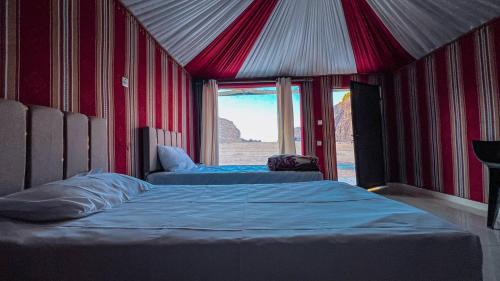 瓦迪拉姆Rehana rum camp的一间设有两张床的卧室,享有沙漠美景