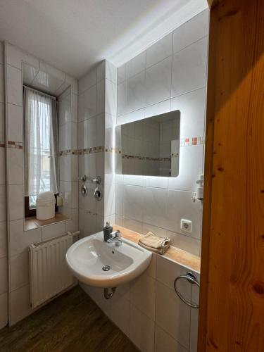 福森Ferienhaus Elisabeth的白色的浴室设有水槽和镜子