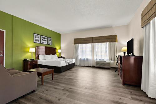 莫宁赛德Sleep Inn & Suites near Joint Base Andrews-Washington Area的一间酒店客房,配有一张床和一台电视